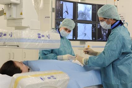 Хирурги проводят эмболизацию артерий матки